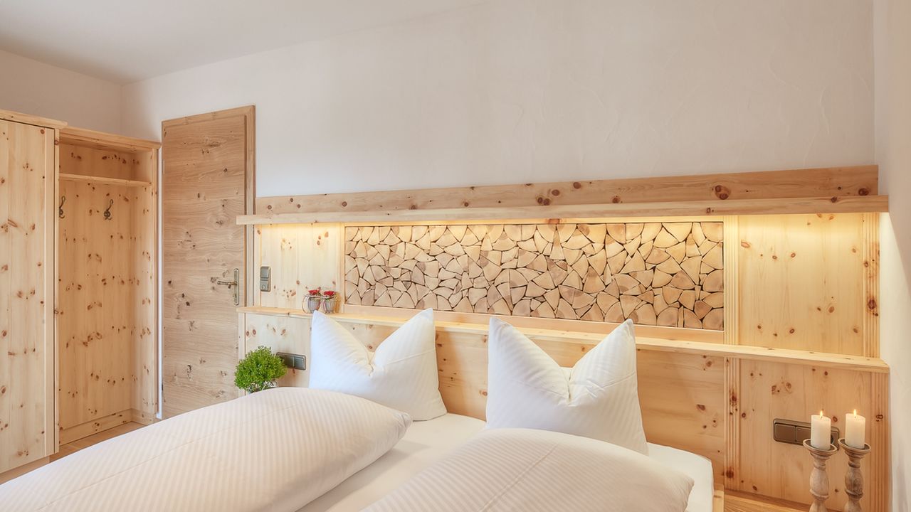 Schlafzimmer mit Zirbenholzausstattung und TV Schlafzimmer mit Zirbenholzausstattung und TV